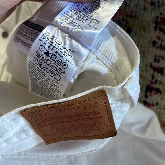 Levi’s white denim distressed shorts size 34 🥥💟🥥 - Picture 4 of 5